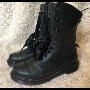 DR MARTENS AIMILITA TRIUMPH BOOT  SZ 8 Army Green